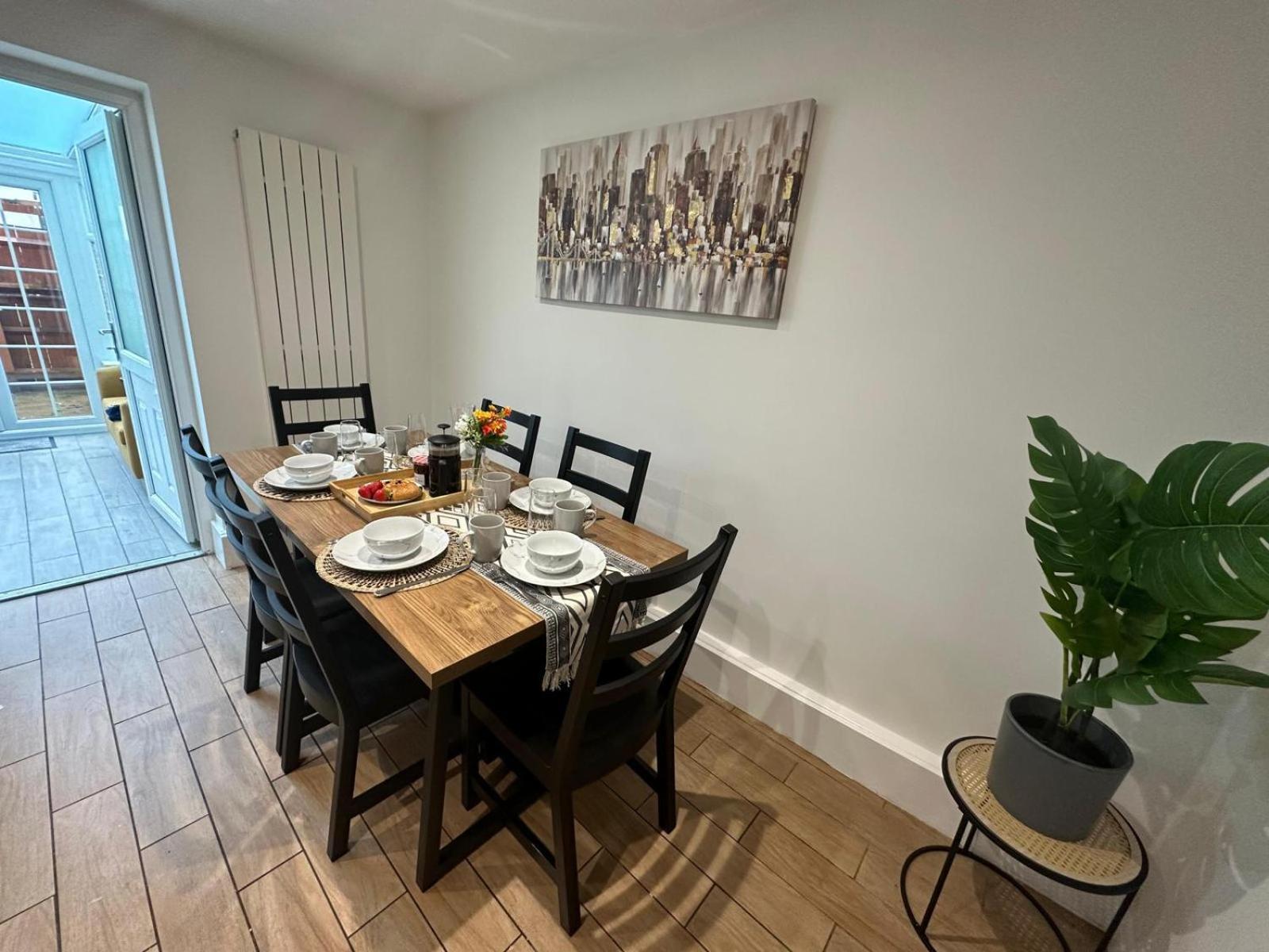 In Stylish House * Milton Keynes